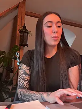 Snapshot of emiliasommer chatting on 4, 12, 2025 emiliasommer online show from 4, 12, 2025