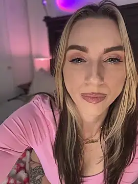 Snapshot of BrattyBae_xo chatting on 6, 10, 2025 BrattyBae xo online show from 6, 10, 2025