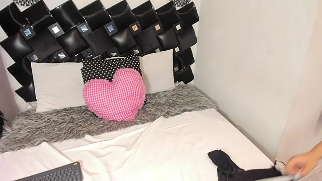 Miia Thompsonn online show from 27, 4, 2026