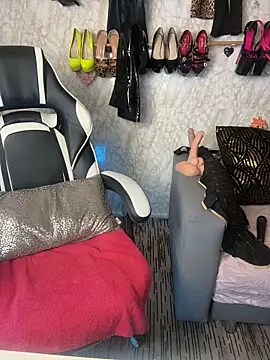 Snapshot of Luiza_Hammer chatting on 8, 6, 2026 Luiza Hammer online show from 8, 6, 2026