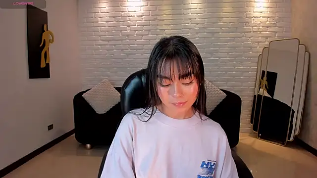 Snapshot of GigiLee_ chatting on 5, 1, 2025 GigiLee online show from 5, 1, 2025