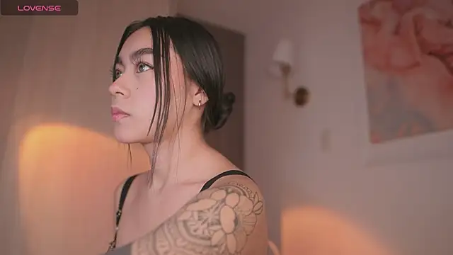 Snapshot of GigiLee_ chatting on 14, 10, 2025 GigiLee online show from 14, 10, 2025