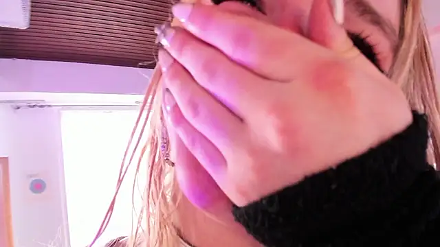 misschloe   online show from 7, 12, 2024