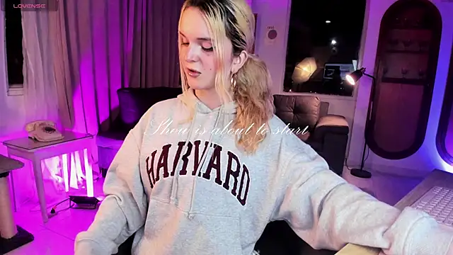 misschloe   online show from 3, 1, 2025