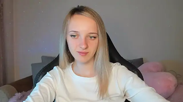 Snapshot of RouseReed chatting on 4, 10, 2025 RouseReed online show from 4, 10, 2025