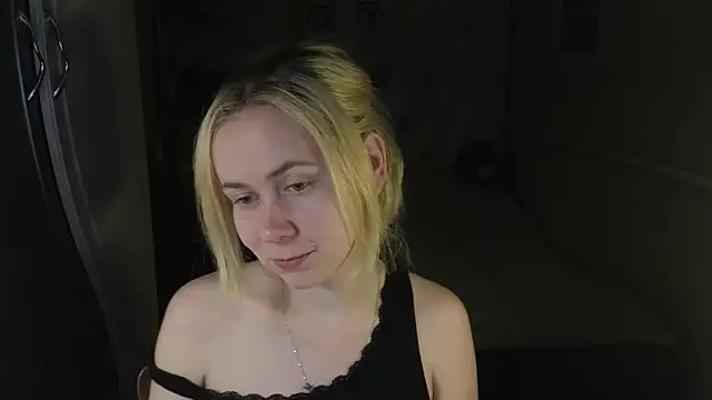 Snapshot of Riley_Roo chatting on 5, 3, 2026 Riley Roo online show from 5, 3, 2026