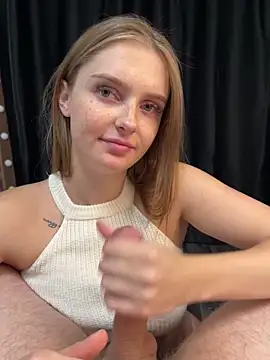 Snapshot of lovelly_molly chatting on 17, 11, 2025 lovelly molly online show from 17, 11, 2025