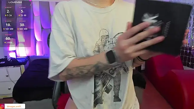 Megan wolf1  online show from 26, 2, 2025