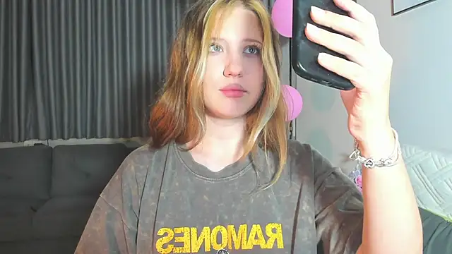 HanahCute online show from 13, 3, 2025