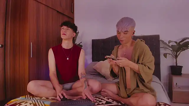 Snapshot of 2gays_1Str8 chatting on 1, 12, 2024 2gays 1Str8 online show from 1, 12, 2024