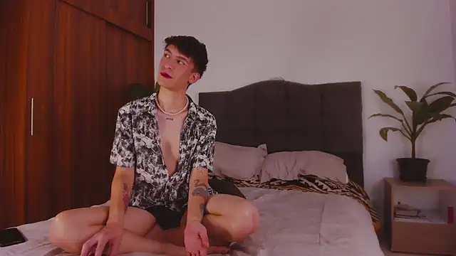 Snapshot of 2gays_1Str8 chatting on 4, 2, 2025 2gays 1Str8 online show from 4, 2, 2025