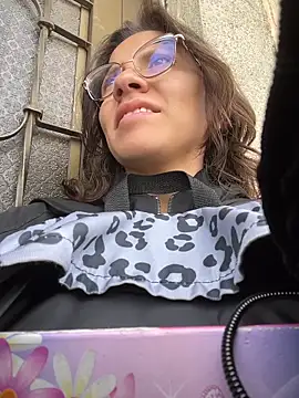 karlamorris  online show from 9, 4, 2026