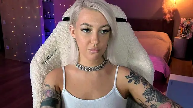 Snapshot of tykioty_Miley chatting on 8, 11, 2025 tykioty Miley online show from 8, 11, 2025