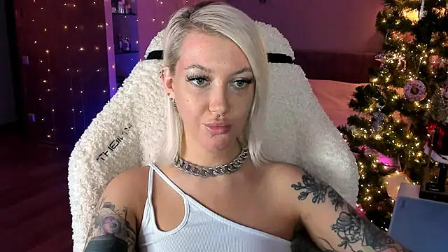 Snapshot of tykioty_Miley chatting on 15, 12, 2025 tykioty Miley online show from 15, 12, 2025