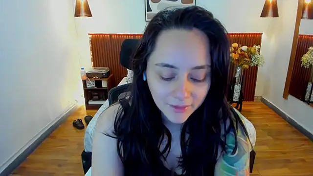 Snapshot of KatherineBond chatting on 19, 5, 2026 KatherineBond online show from 19, 5, 2026