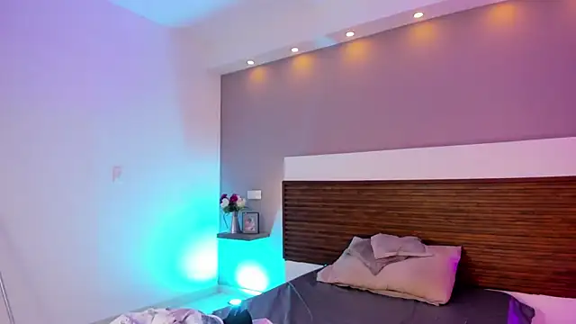 Adelehottman online show from 12, 4, 2026