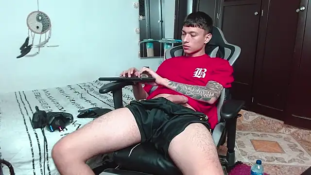 Snapshot of aaron_blug chatting on 19, 12, 2024 aaron blug online show from 19, 12, 2024