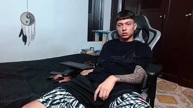 Snapshot of aaron_blug chatting on 31, 1, 2025 aaron blug online show from 31, 1, 2025