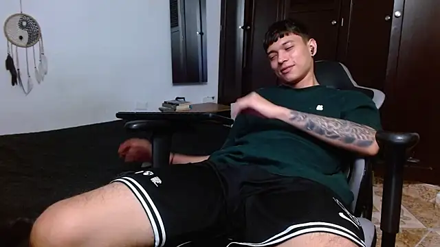 Snapshot of aaron_blug chatting on 11, 2, 2025 aaron blug online show from 11, 2, 2025