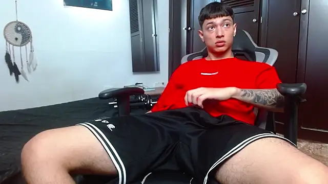 Snapshot of aaron_blug chatting on 18, 2, 2025 aaron blug online show from 18, 2, 2025