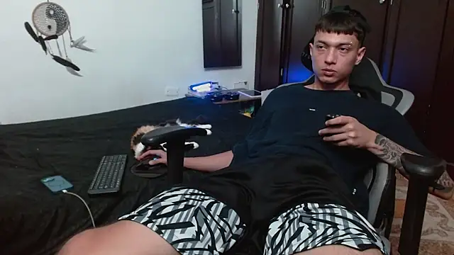 Snapshot of aaron_blug chatting on 24, 10, 2025 aaron blug online show from 24, 10, 2025