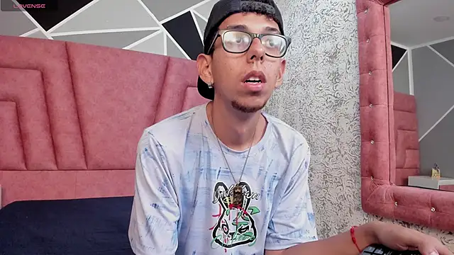 Derek and Skarlet online show from 7, 2, 2025