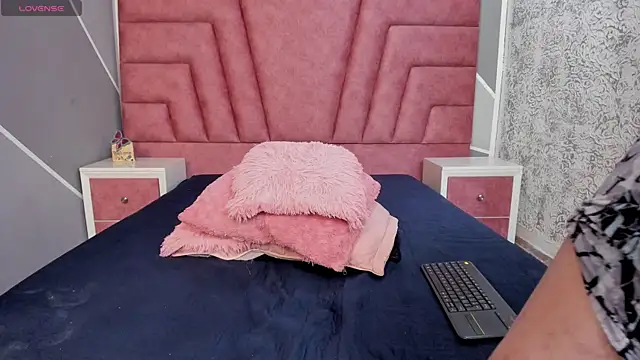 Derek and Skarlet online show from 9, 2, 2025