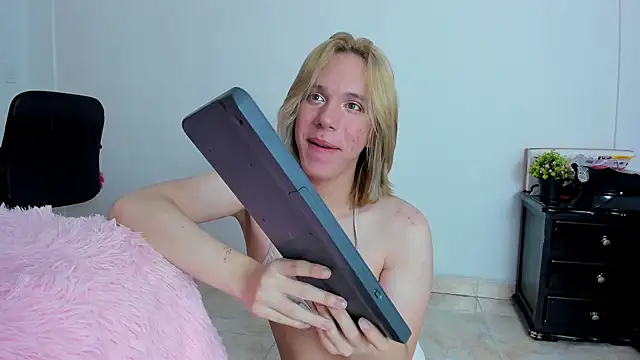 Snapshot of _Little_angel69 chatting on 18, 12, 2024 Little angel69 online show from 18, 12, 2024