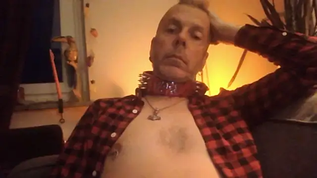 Snapshot of SHARPSkinhead chatting on 5, 6, 2026 SHARPSkinhead online show from 5, 6, 2026
