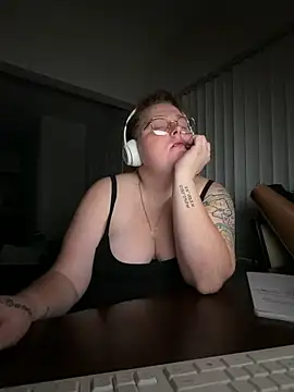 Snapshot of BBW2320 chatting on 8, 4, 2026 BBW2320 online show from 8, 4, 2026