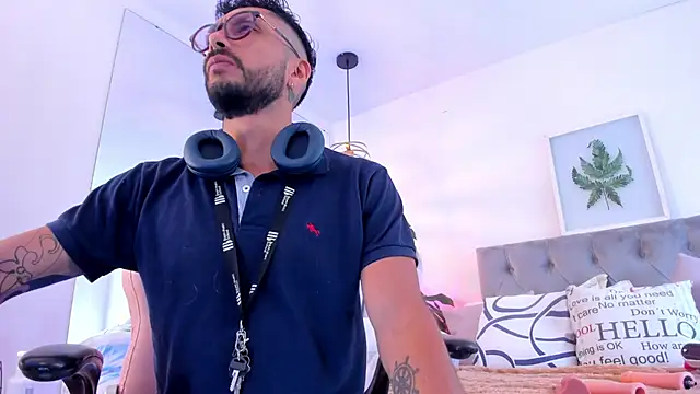 Snapshot of Tom_cooper_ chatting on 8, 11, 2025 Tom cooper online show from 8, 11, 2025