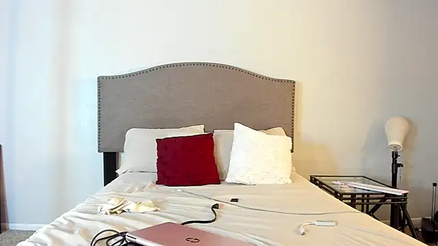 yiauana online show from 5, 10, 2025