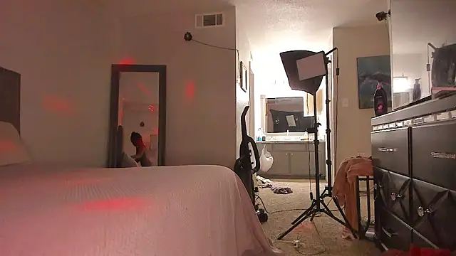 yiauana online show from 19, 4, 2026