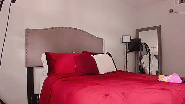 yiauana online show from 25, 4, 2026