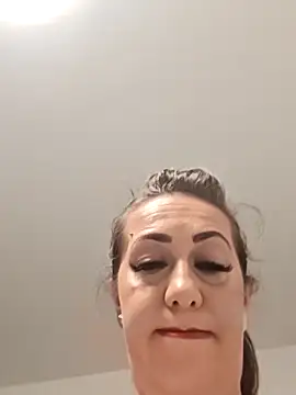 AvaLloyd online show from 31, 10, 2025