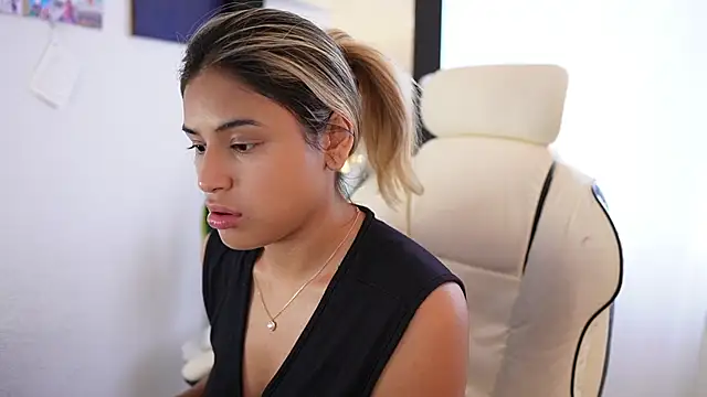 SaraParisi online show from 1, 2, 2025