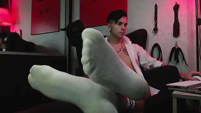 Joseph  Quinn online show from 2, 2, 2025