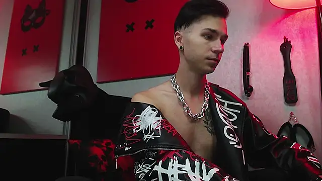 Joseph  Quinn online show from 10, 3, 2025