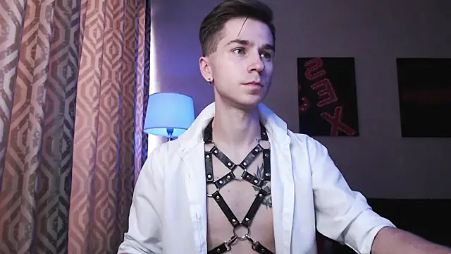 Joseph  Quinn online show from 22, 10, 2025