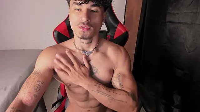 Snapshot of Thomas_Fit1 chatting on 4, 6, 2026 Thomas Fit1 online show from 4, 6, 2026
