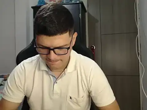 Snapshot of Plug_Control chatting on 4, 3, 2025 Plug Control online show from 4, 3, 2025