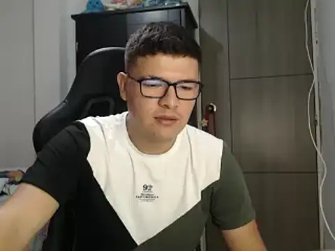 Snapshot of Plug_Control chatting on 4, 3, 2025 Plug Control online show from 4, 3, 2025