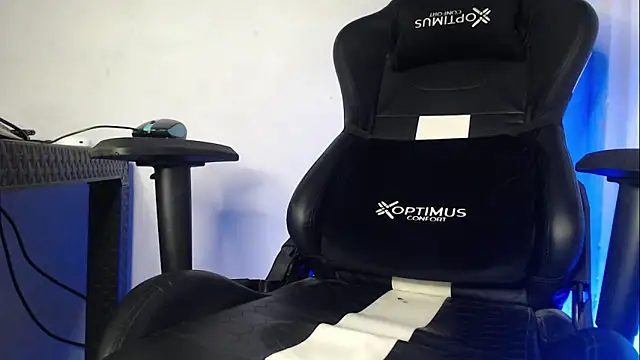 Snapshot of Plug_Control chatting on 13, 9, 2025 Plug Control online show from 13, 9, 2025