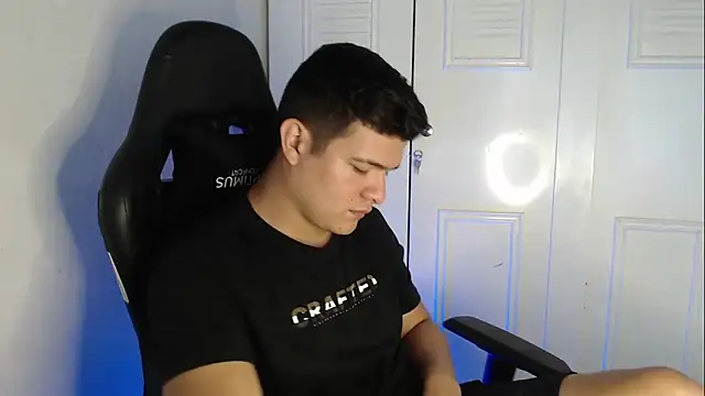 Snapshot of Plug_Control chatting on 18, 9, 2025 Plug Control online show from 18, 9, 2025