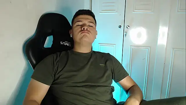 Snapshot of Plug_Control chatting on 25, 9, 2025 Plug Control online show from 25, 9, 2025