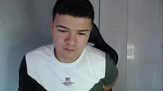 Snapshot of Plug_Control chatting on 28, 9, 2025 Plug Control online show from 28, 9, 2025