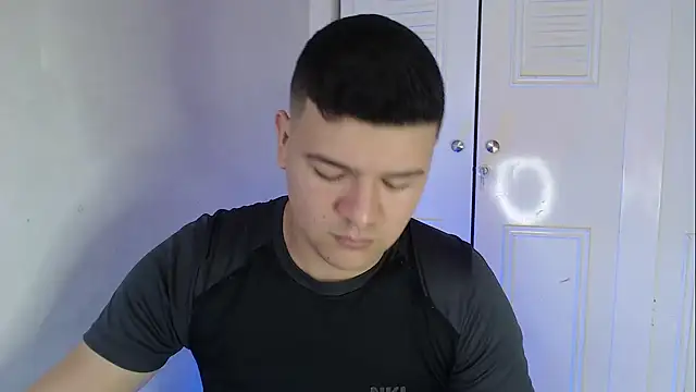 Snapshot of Plug_Control chatting on 11, 10, 2025 Plug Control online show from 11, 10, 2025