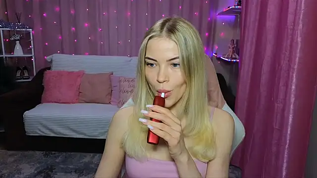 Snapshot of EmmyMills chatting on 2, 12, 2024 EmmyMills online show from 2, 12, 2024