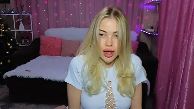 Snapshot of EmmyMills chatting on 8, 12, 2024 EmmyMills online show from 8, 12, 2024