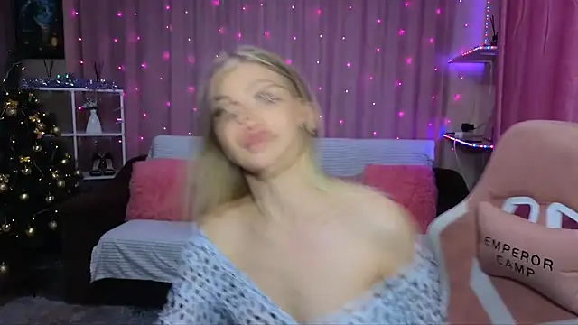 Snapshot of EmmyMills chatting on 13, 12, 2024 EmmyMills online show from 13, 12, 2024